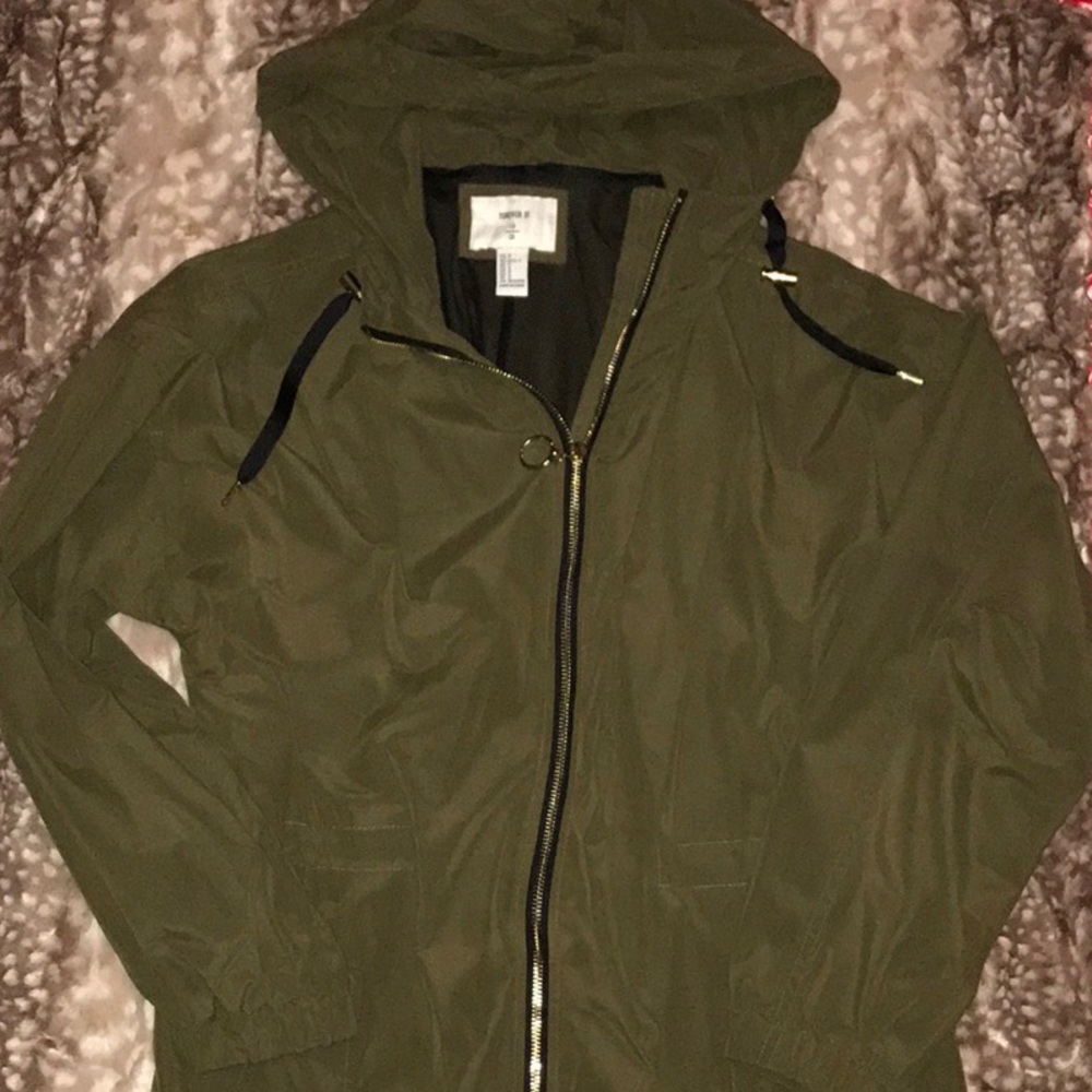 Long olive green zip up rain coat ✨